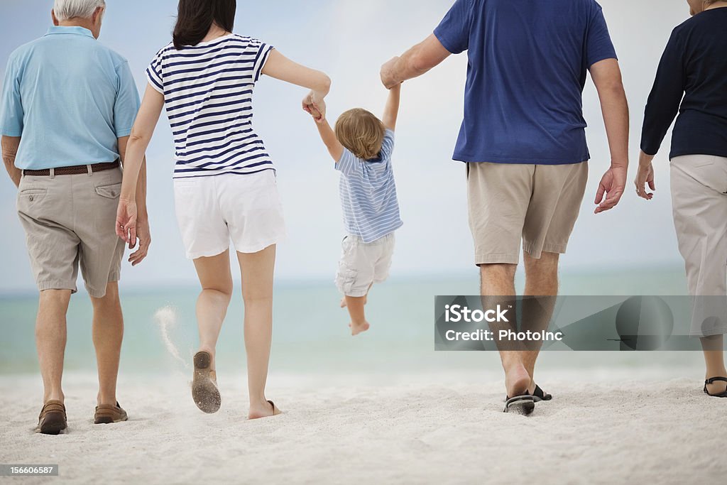 Tres generaciones familia en la playa - Foto de stock de Encuadre de cuerpo entero libre de derechos