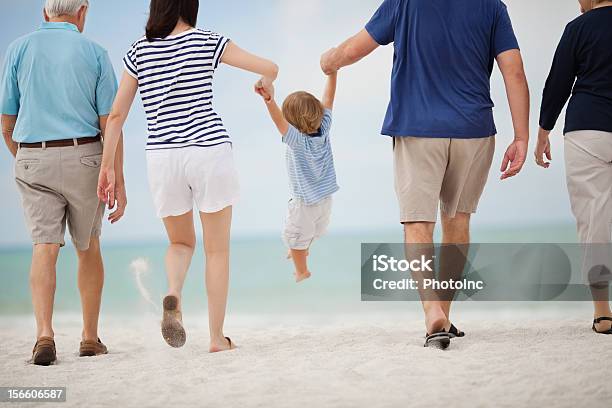 Tres Generaciones Familia En La Playa Foto de stock y más banco de imágenes de Encuadre de cuerpo entero - Encuadre de cuerpo entero, Hombres mayores, 30-34 años