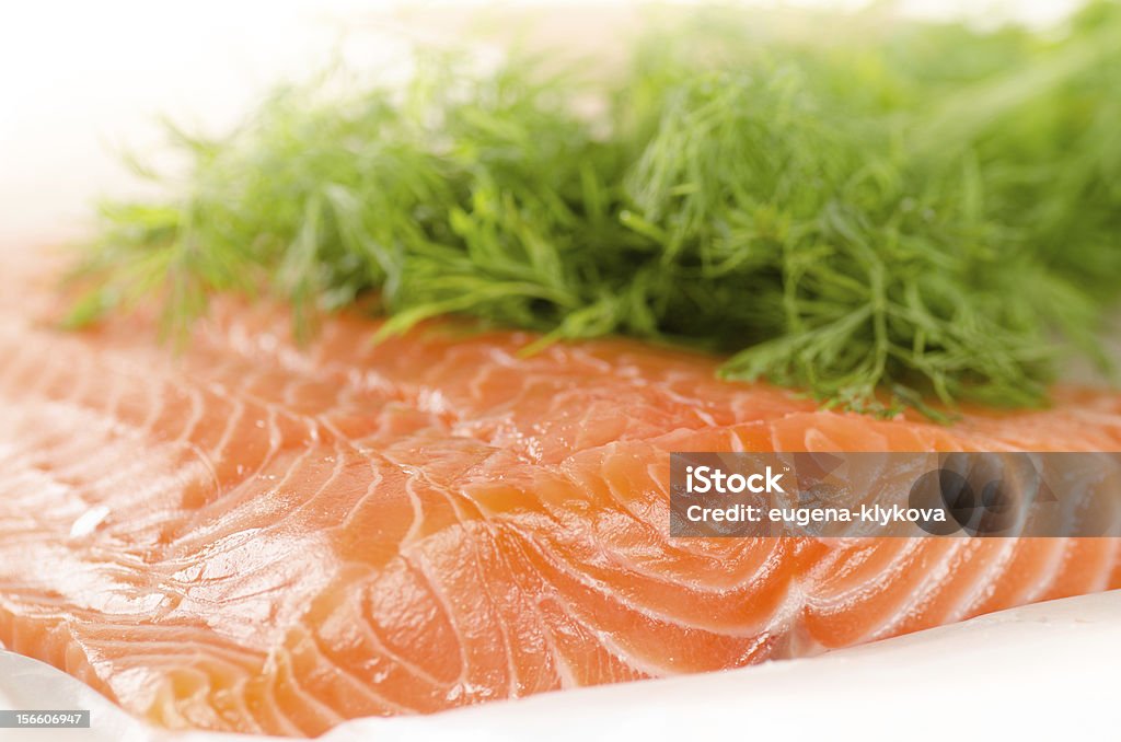 Filetto di salmone fresco di cottura con aggiunta di aneto carta - Foto stock royalty-free di Alimentazione sana