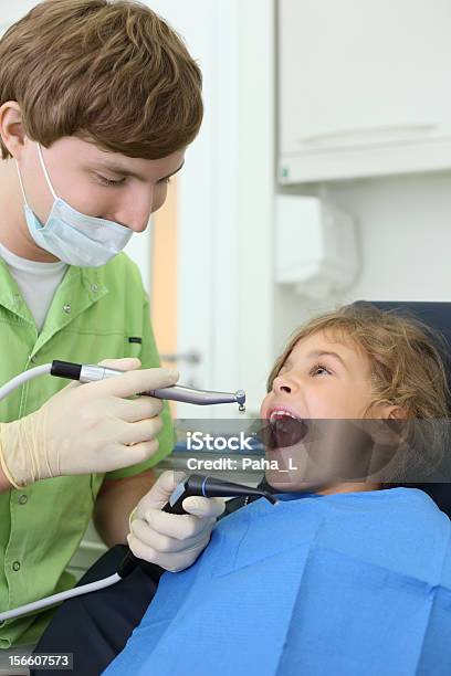 歯科医は挽くドリル女の子は彼女の口 - 2人のストックフォトや画像を多数ご用意 - 2人, ヘルスケアと医療, 人物