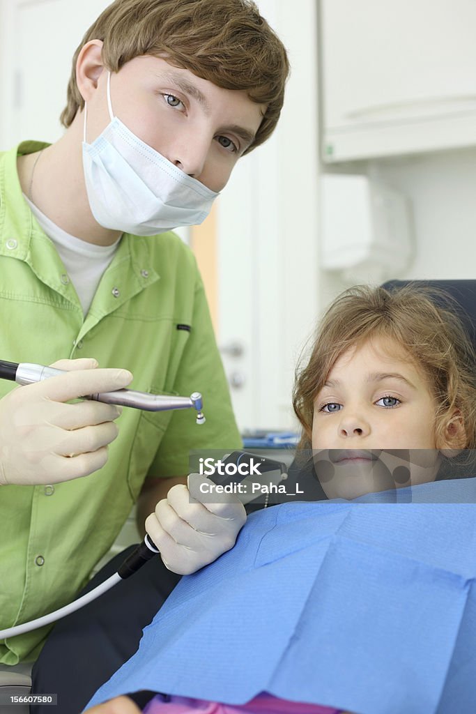 Dentista dá Triturar exercício, situa-se na cadeira Menina - Royalty-free Adulto Foto de stock