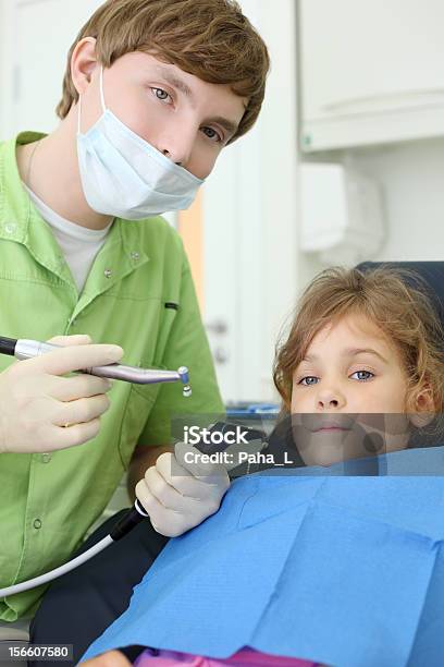 Dentista Dá Triturar Exercício Situase Na Cadeira Menina - Fotografias de stock e mais imagens de Adulto