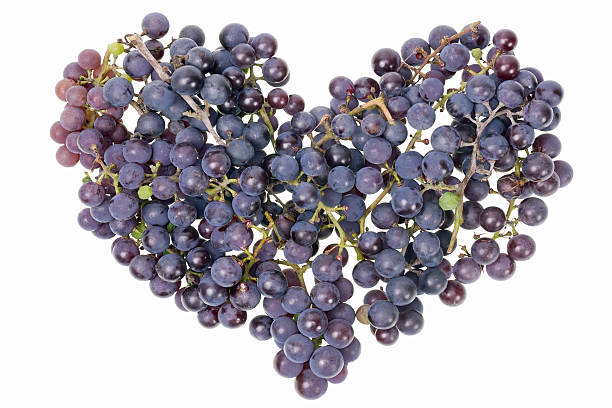 vine trauben herz isoliert konzept - grape heart shape fruit bunch stock-fotos und bilder