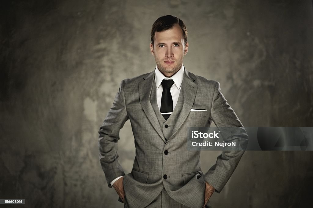 Homme en costume gris - Photo de Costume habillé libre de droits