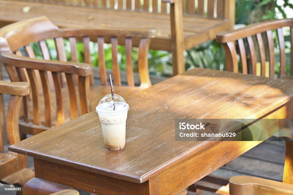ice コーヒーの木製テーブル - エスプレッソのロイヤリティフリーストックフォト