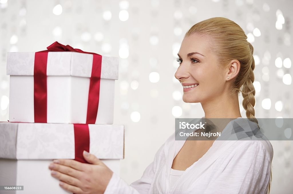 Mujer sonriente con las cajas de regalo - Foto de stock de Acontecimiento libre de derechos