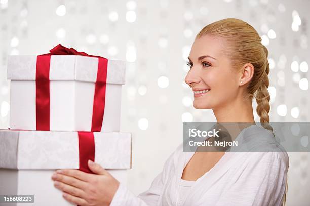 Mujer Sonriente Con Las Cajas De Regalo Foto de stock y más banco de imágenes de Acontecimiento - Acontecimiento, Adulto, Adulto joven