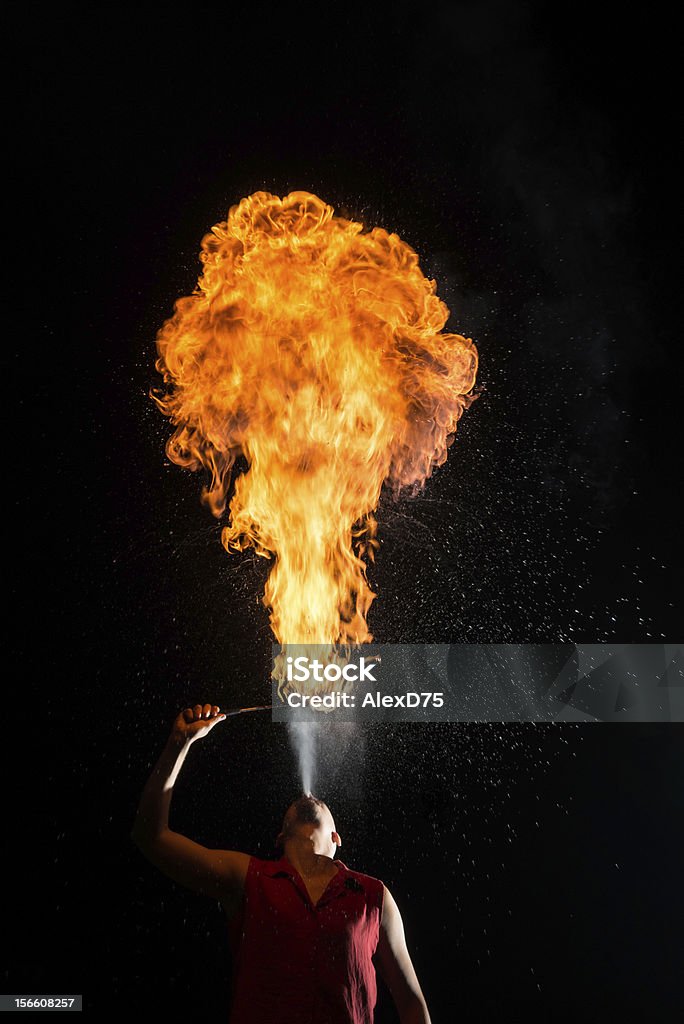 Straßenkünstler-Atemgerät Blasen auf Torch - Lizenzfrei Feuerschlucker Stock-Foto
