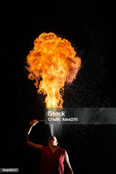 Straßenkünstleratemgerät Blasen Auf Torch Stockfoto und mehr Bilder von Feuerschlucker - Feuerschlucker, Feuer, Flamme