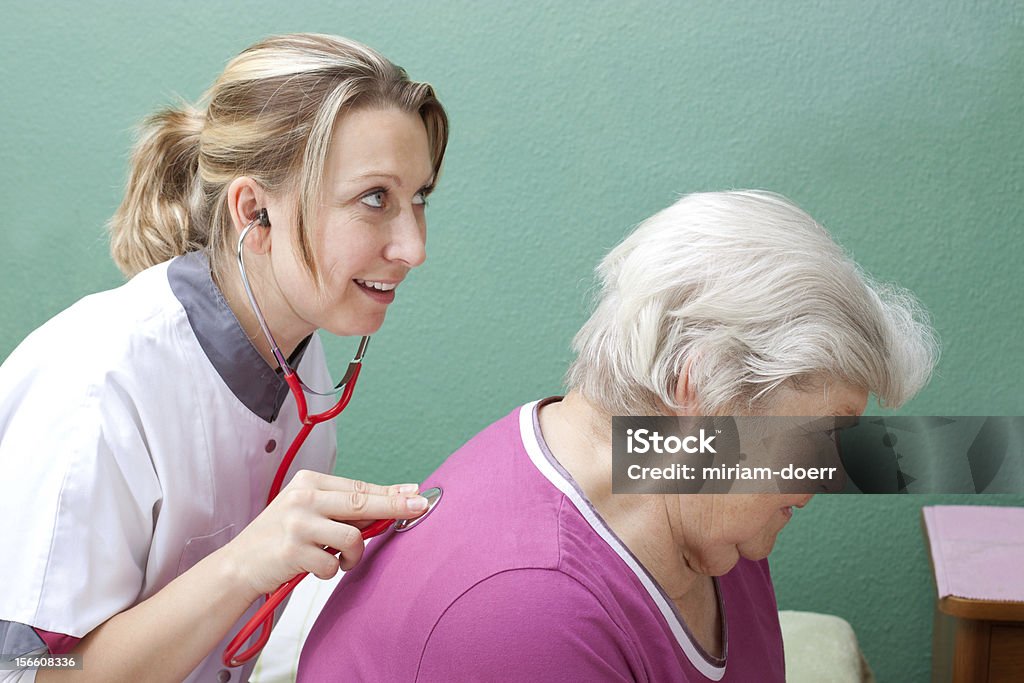 Médecin examiner senior avec stéthoscope - Photo de Adulte libre de droits