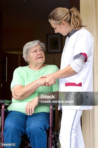 Photo libre de droit de Infirmière Et Patient Senior En Fauteuil Roulant banque d'images et plus d'images libres de droit de Aide familiale - Aide familiale, Être aux petits soins, Adulte