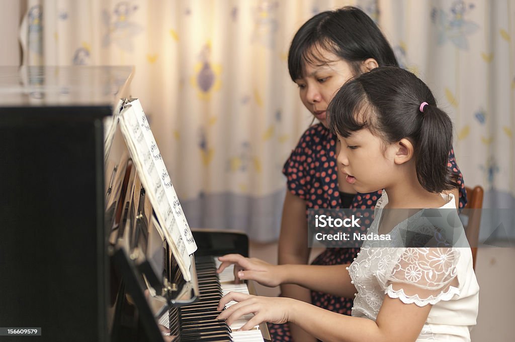 Cinese bambino suona il pianoforte - Foto stock royalty-free di Bambine femmine