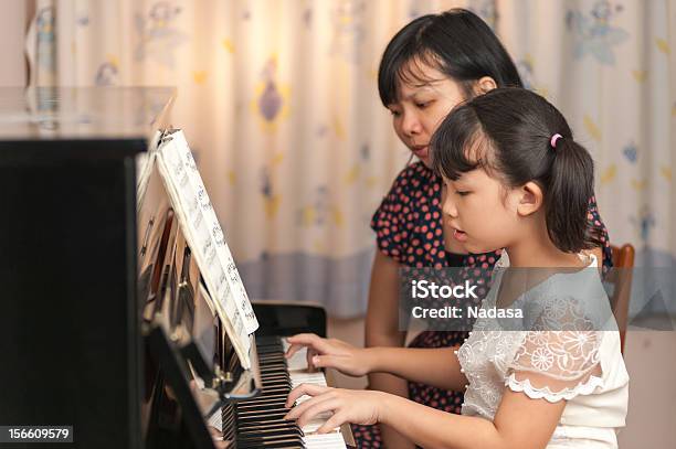 Cinese Bambino Suona Il Pianoforte - Fotografie stock e altre immagini di Bambine femmine - Bambine femmine, Madre, Pianoforte