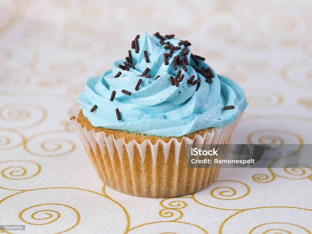 Um Bolinho em uma toalha de mesa azul - Royalty-free Alimentação Não-saudável Foto de stock