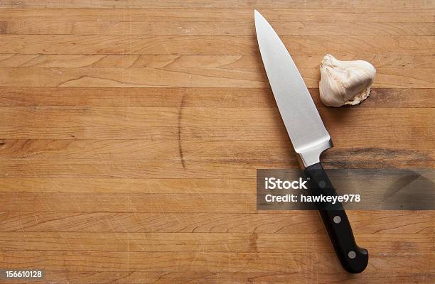 Ajo Y Cuchillo Grande En Utilizar Tabla De Cortar Foto de stock y más banco de imágenes de Cocina - Estructura de edificio - Cocina - Estructura de edificio, Cocinar, Deteriorado - Viejo