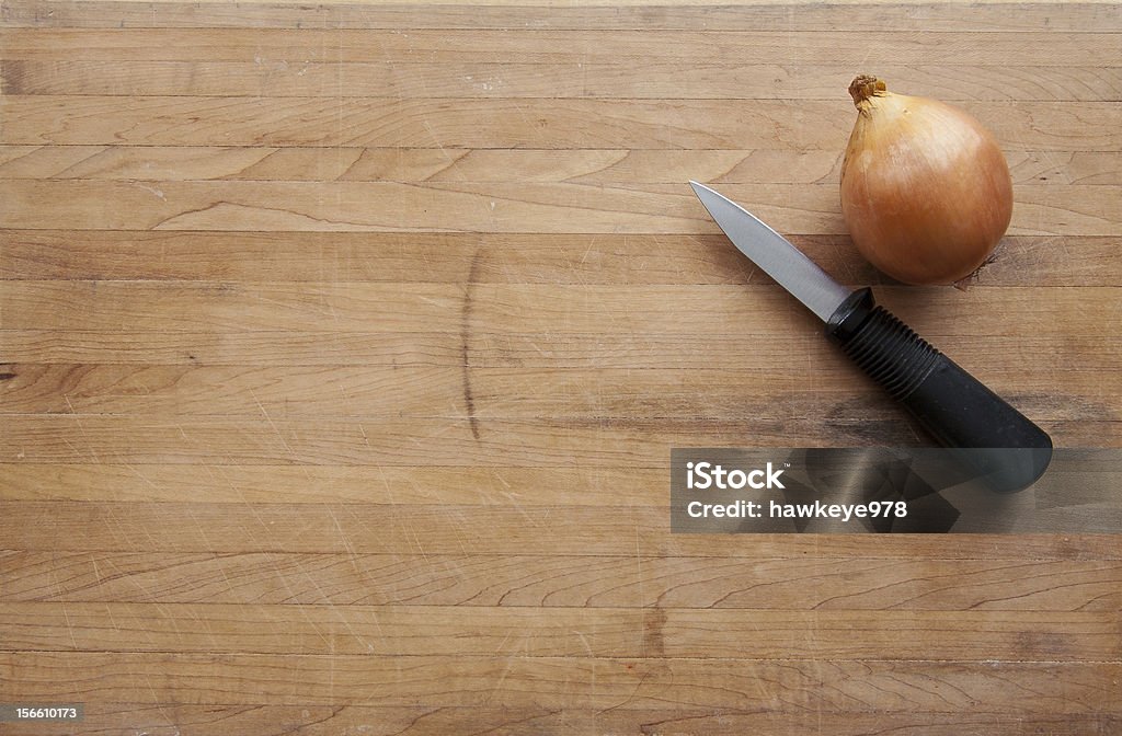 Cebula i nóż na cięcia pokładzie zużyte - Zbiór zdjęć royalty-free (Blat kuchenny)