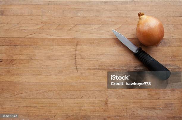 Cebula I Nóż Na Cięcia Pokładzie Zużyte - zdjęcia stockowe i więcej obrazów Blat kuchenny - Blat kuchenny, Brązowy, Cebula