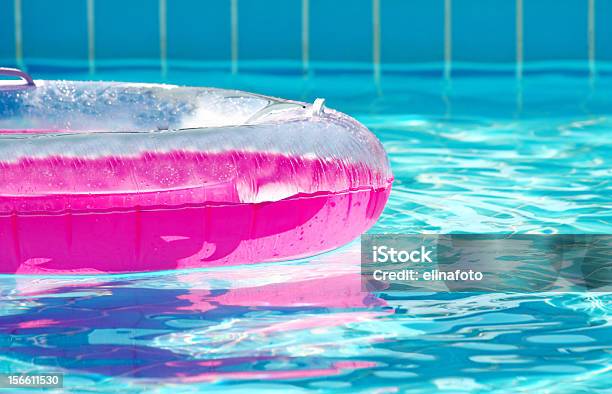 핑크 고무 원형 튜브에 옮겨 담습니다 수면에 대한 스톡 사진 및 기타 이미지 - 수면, 수영장-스포츠 경기장, 튜브