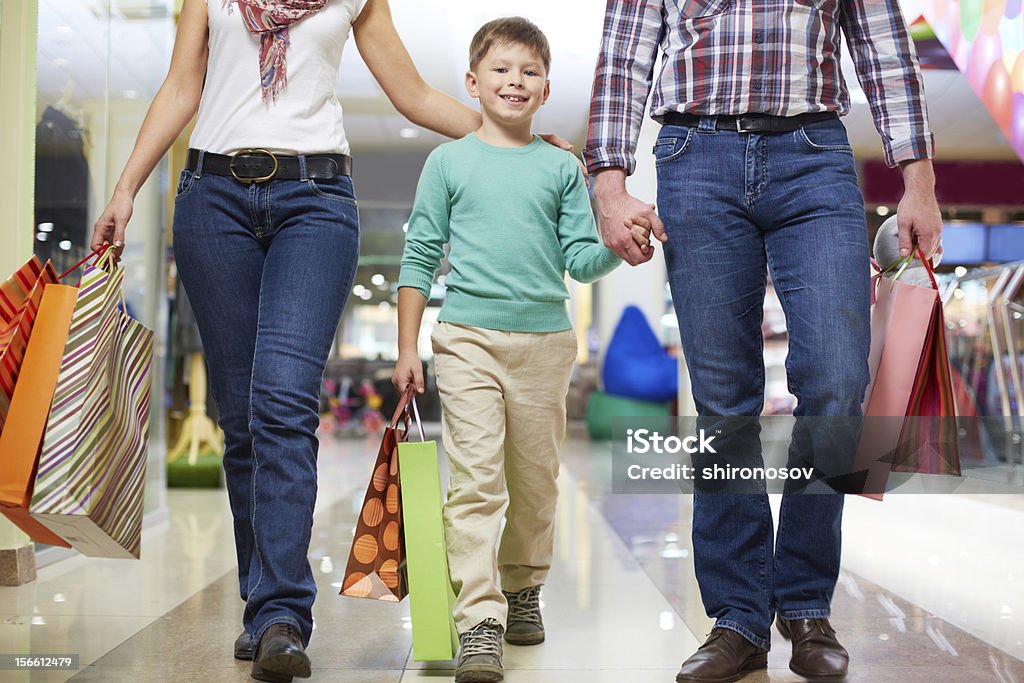 Famiglia di acquirenti - Foto stock royalty-free di Abbigliamento casual