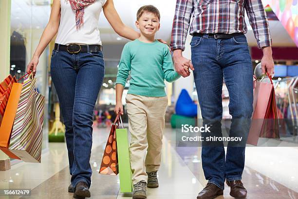 Famiglia Di Acquirenti - Fotografie stock e altre immagini di Abbigliamento casual - Abbigliamento casual, Adulto, Allegro