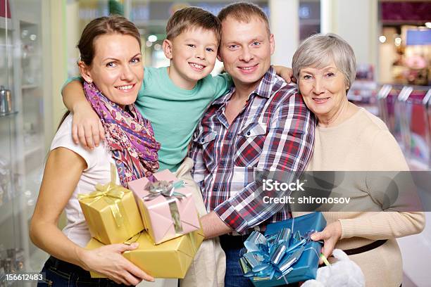 Família Na Loja - Fotografias de stock e mais imagens de Adulto - Adulto, Avó, Avós e Avôs