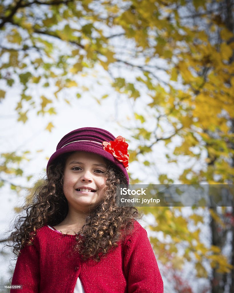 Pretty Young Girl desempeña en el parque - Foto de stock de Aire libre libre de derechos