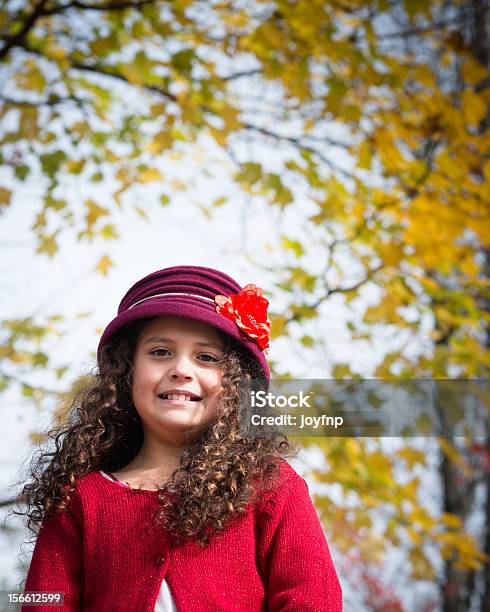Pretty Young Girl Desempeña En El Parque Foto de stock y más banco de imágenes de Aire libre - Aire libre, Alegre, Amarillo - Color
