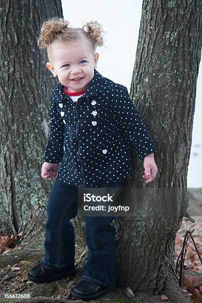 Szczęśliwa Dziewczynka - zdjęcia stockowe i więcej obrazów 12-17 miesięcy - 12-17 miesięcy, Ciemny, Drzewo