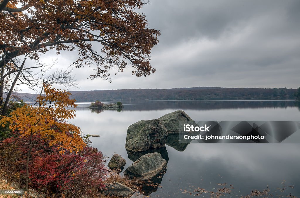 Parque Estadual de Harriman rocks lake - Foto de stock de Cloudscape royalty-free