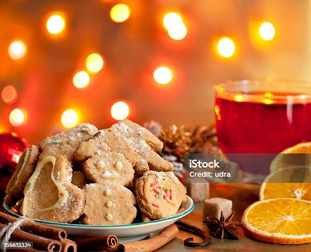 Photo libre de droit de Christmas Cookies Faits Maison Avec Théâtre Et Des Épices banque d'images et plus d'images libres de droit de Alcool