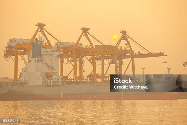 Porta De Transporte - Fotografias de stock e mais imagens de Amanhecer - Amanhecer, Ao Ar Livre, Cais - Estrutura Feita pelo Homem