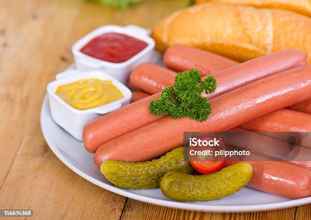 Hot Dogs Auf Dem Teller Stockfoto und mehr Bilder von Brötchen - Brötchen, Essiggurke, Fotografie