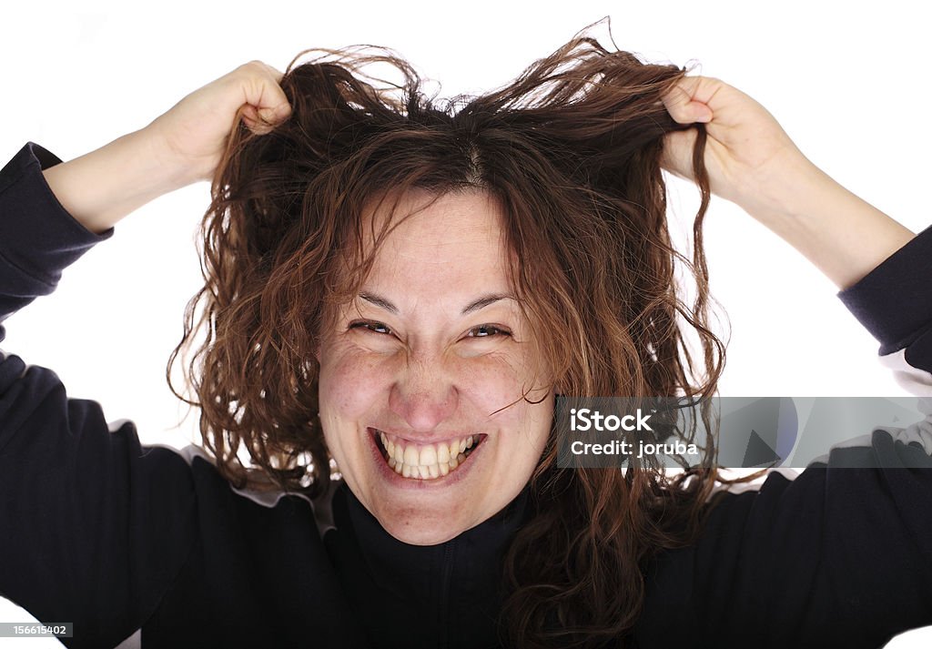 Mujer joven sonriendo lagrimeo su pelo - Foto de stock de 20 a 29 años libre de derechos