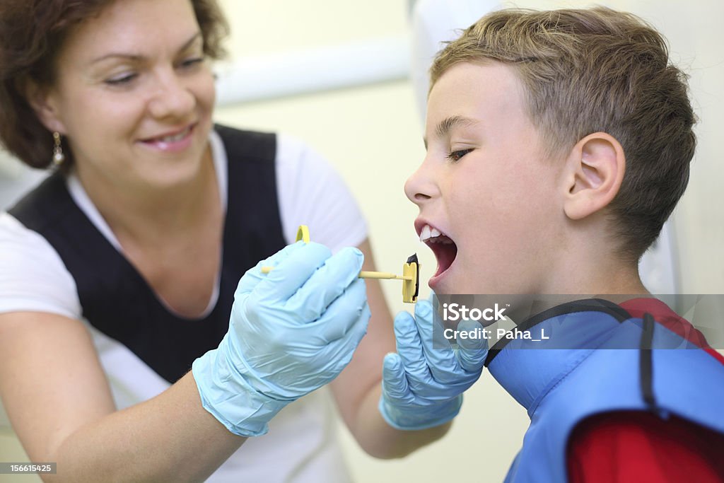 Dentista prepara ragazzo per dente Immagine a raggi x - Foto stock royalty-free di Ambulatorio dentistico