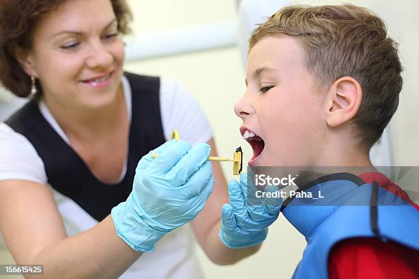 Dentista Prepara Ragazzo Per Dente Immagine A Raggi X - Fotografie stock e altre immagini di Ambulatorio dentistico