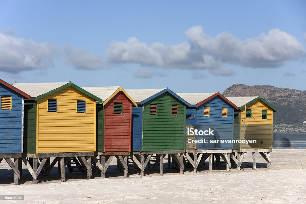 Пляж расположен на сваях в Muizenberg Южная Африка - Стоковые фото False Bay роялти-фри