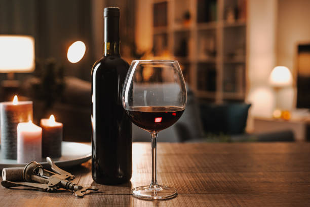 excellente dégustation de vin rouge le soir - wine bottle wine residential structure alcohol photos et images de collection