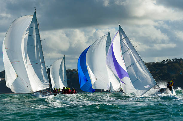 gruppe yacht in der regatta - sailboat storm teamwork competition stock-fotos und bilder