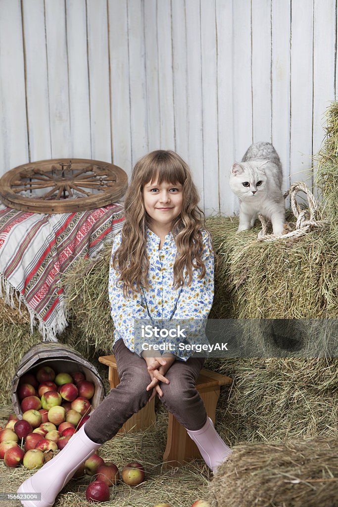 Ritratto di ragazza villager, gatto su stack di fieno nel Fienile - Foto stock royalty-free di Affettuoso