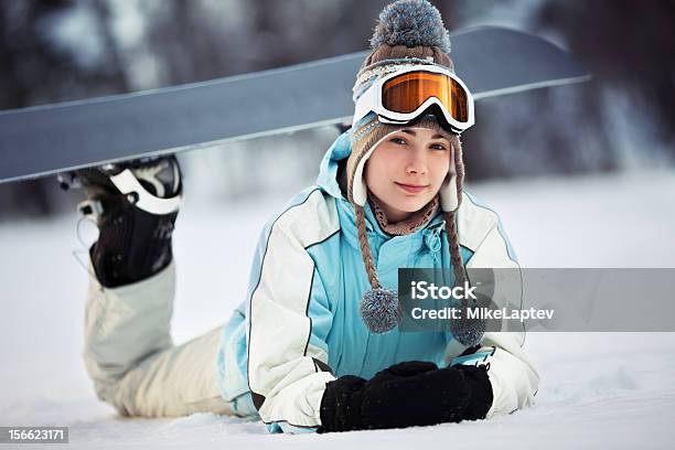 若い女性のスノーボーダーを誇ります - 1人のストックフォトや画像を多数ご用意 - 1人, ウィンタースポーツ, エクストリームスポーツ
