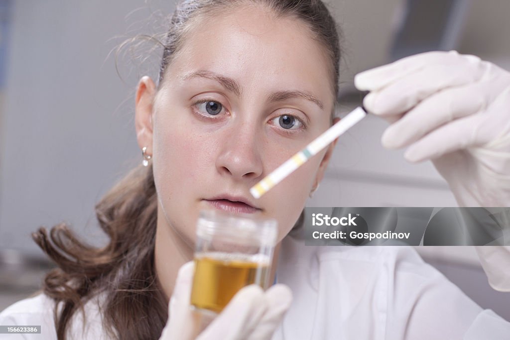 Frau macht Urin test - Lizenzfrei Analysieren Stock-Foto