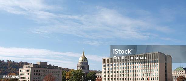 Charleston West Virginia Capitol Dome Z Panoramę - zdjęcia stockowe i więcej obrazów Budynek kapitolu stanowego - Budynek kapitolu stanowego, Charleston - Stan Wirginia Zachodnia, Stan Wirginia Zachodnia