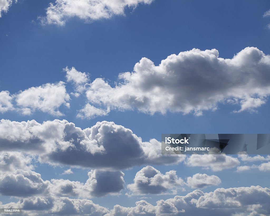 Sogno nuvole galleggianti nel cielo blu intenso insieme - Foto stock royalty-free di A mezz'aria