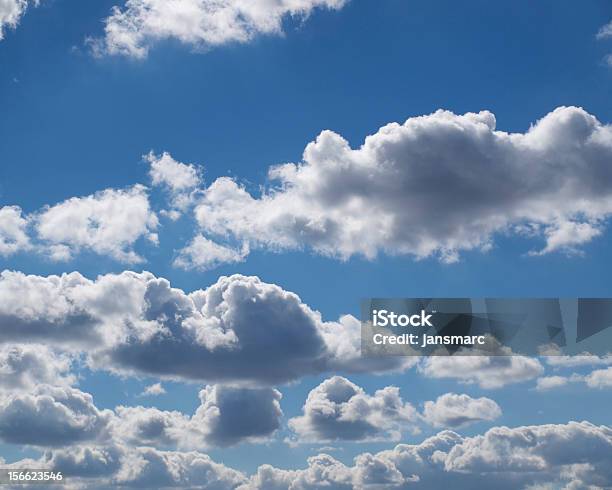 Sogno Nuvole Galleggianti Nel Cielo Blu Intenso Insieme - Fotografie stock e altre immagini di A mezz'aria