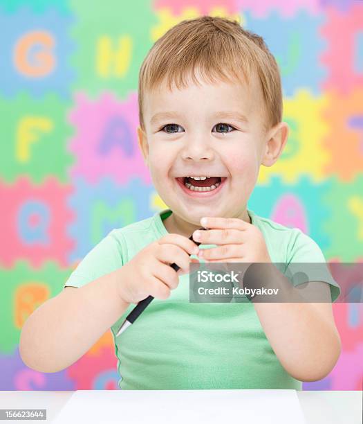 Bambina Scrivendo Con Una Penna - Fotografie stock e altre immagini di 2-3 anni - 2-3 anni, Abbigliamento casual, Allegro