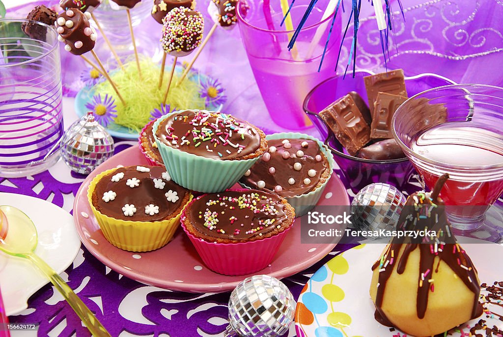 Hausgemachte muffins auf Geburtstagsparty Tisch - Lizenzfrei Backen Stock-Foto
