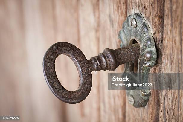 Foto de Old Key Em Um Buraco De Fechadura e mais fotos de stock de Chave - Chave, Fechadura, Trancar