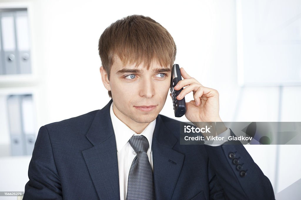 Jovem Empresário falando no telefone celular no escritório - Foto de stock de Adulto royalty-free