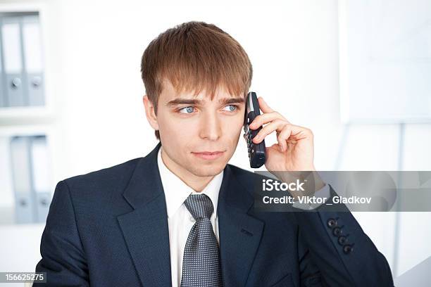 Foto de Jovem Empresário Falando No Telefone Celular No Escritório e mais fotos de stock de Adulto