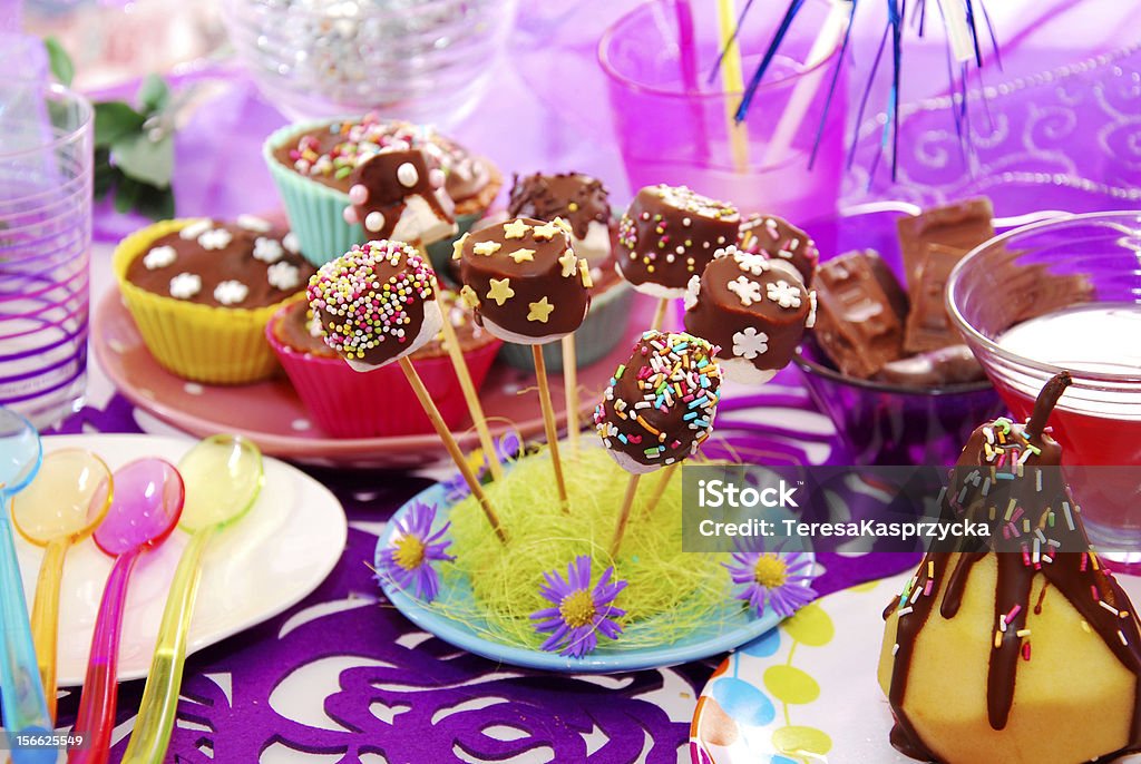 Tabella colorata festa di compleanno per bambini - Foto stock royalty-free di Cake pop